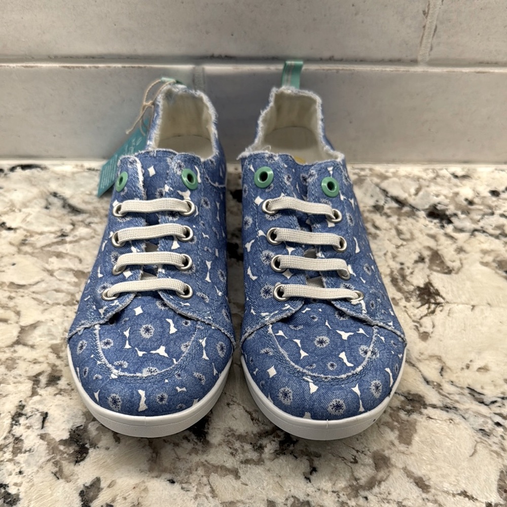 NWT Vionic Beachy Sneakers - Size 7